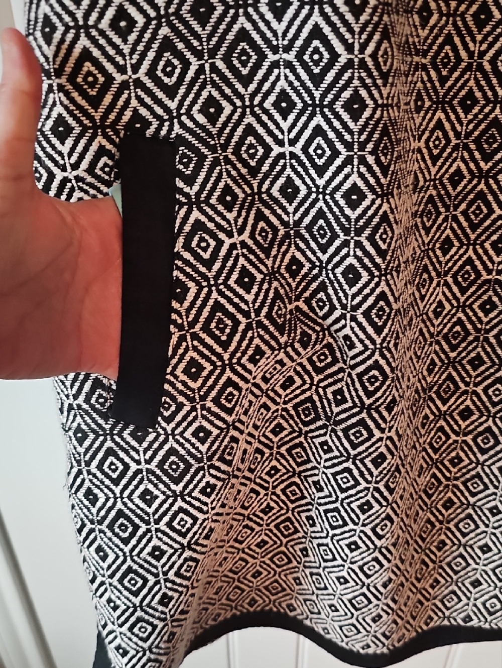 Banana Republic Black & White Geometric Sleeveless Shift Dress - Picture 2 of 5